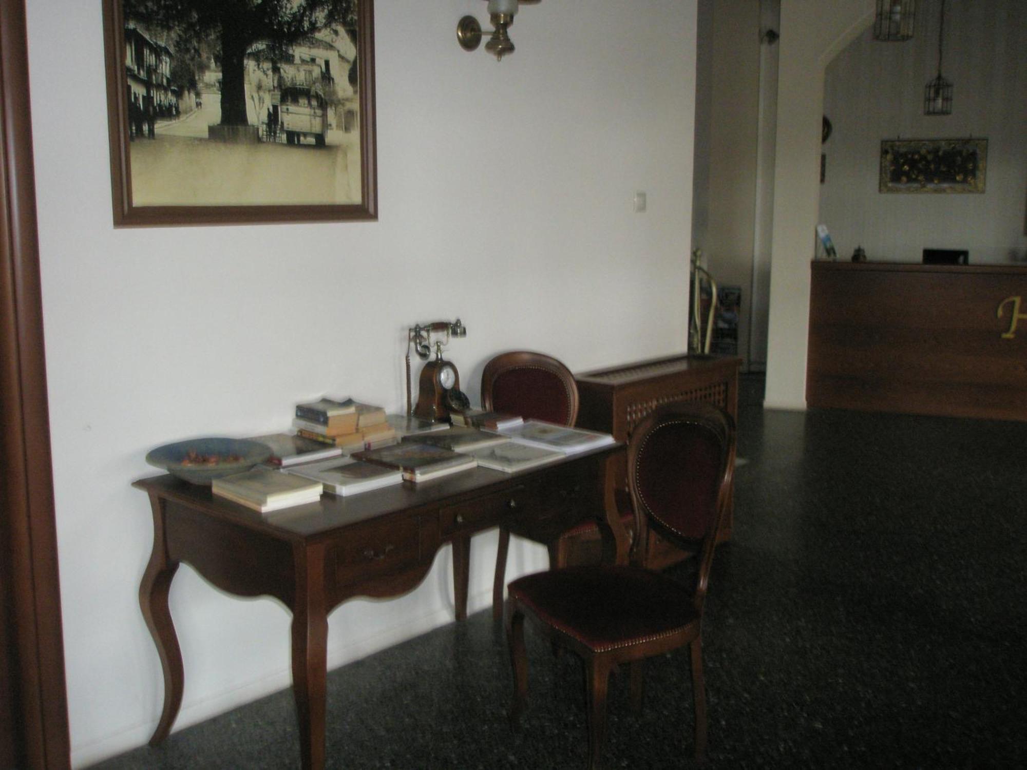 Byzantion Hotel Mystras Buitenkant foto